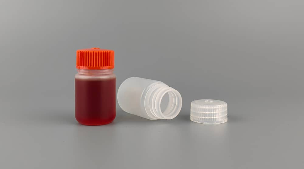 Lab Transport Containers | Sample Shipping - JSBIO 8 Medical-grade polypropylene sample containers displayed with both sealed and open configurations, illustrating reliable packaging solutions for maintaining sample integrity during transit.