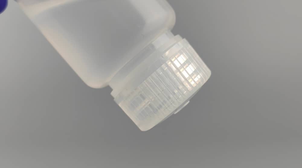 Lab Transport Containers | Sample Shipping - JSBIO 9 A close-up view of a laboratory transport tube, highlighting the secure, precision-threaded cap design essential for leak-proof sealing during long-distance sample transportation.